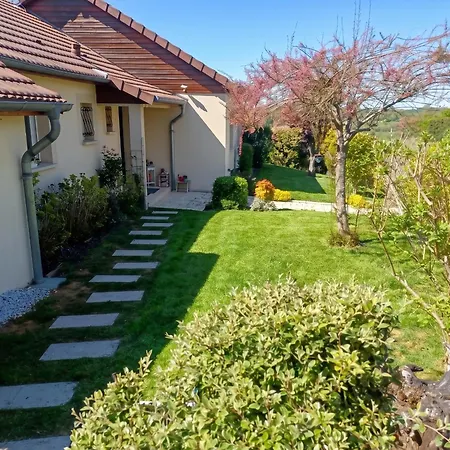 Hébergement de vacances Maison Confortable à Avec Jardin